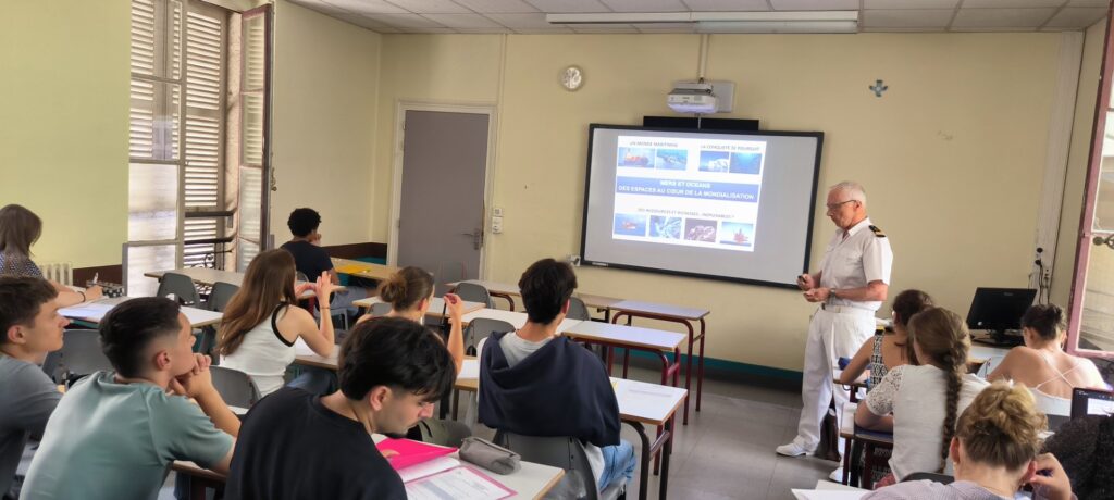 Élèves de Terminale HGGSP écoutant le lieutenant de vaisseau Didier Plane — lycée Pierre Termier Grenoble