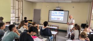 Élèves de Terminale HGGSP écoutant le lieutenant de vaisseau Didier Plane — lycée Pierre Termier Grenoble
